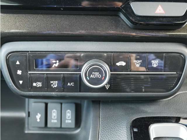 ボタン１つで、室内温度を調節してくれる、便利なオートエアコン装備♪