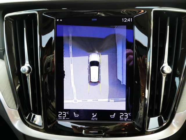 【360°ビューカメラ】4台の高解像度カメラで360度の鳥瞰図を表示。隣の車や壁、死角にある障害物などを画面で確認できるため、狭いスペースでの駐車・出入りも安心です。