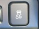 「横滑り防止装置」　滑りやすい路面で横滑りを感知すると、自動的に車両の動きを制御する安全装備です。