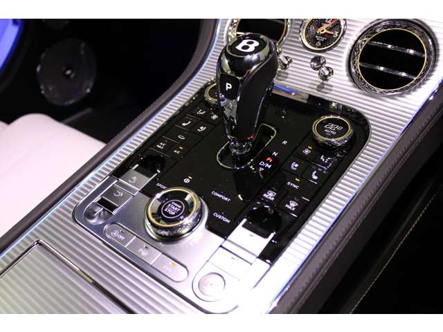 ベントレー コンチネンタルGT V8 4WD AZURE サンルーフ 白レザー 東京都の詳細画像 その19