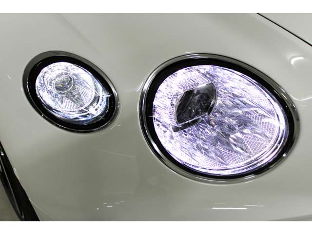 ベントレー コンチネンタルGT V8 4WD AZURE サンルーフ 白レザー 東京都の詳細画像 その9