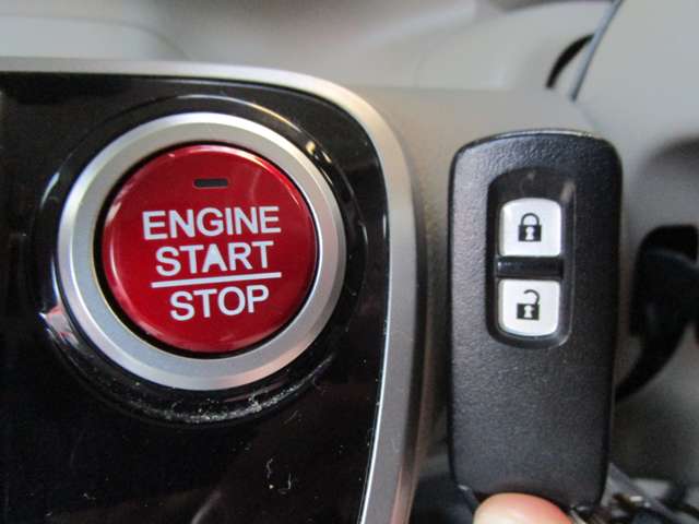 ★キーレスプッシュスタートシステム！鍵はポケットやバックにしまったままでＯＫ！エンジンスタートはボタンひとつ！開錠、施錠もドアハンドルにあるリクエストスイッチで出来るんです★