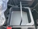 助手席のシートアンダーボックスはスズキならではの便利装備！取っ手付きで持ち運べます