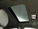 ガラスサンルーフを装備しているので開放感ある車内空間を提供できます。