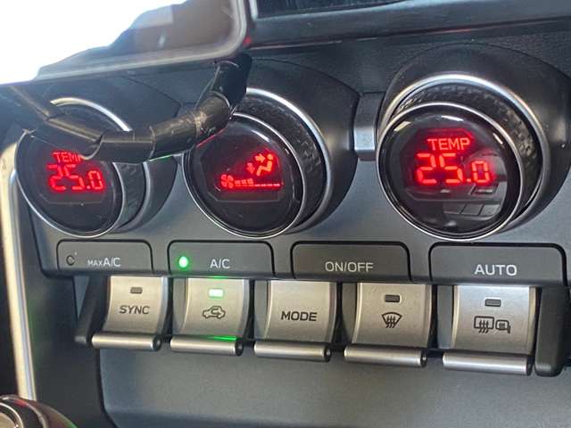 【デュアルオートエアコン】運転席と助手席のエアコン温度を別々で変えられるので助手席に乗る方への配慮ができて便利ですね♪