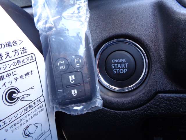 キーレスプッシュスタートシステム！携帯リモコンを持っていれば、リクエストスイッチを押すだけでドアの施錠・解錠が可能。ブレーキを踏んでエンジンスイッチを押せば、エンジンの始動・停止もできます！