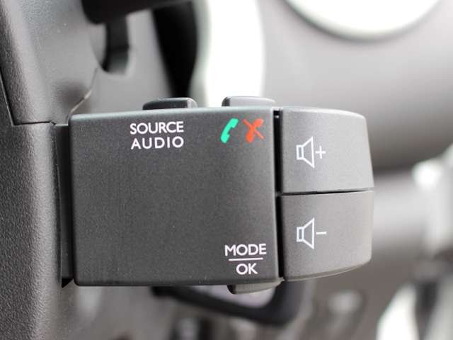 ステアリング右下には音量などの調整が可能なオーディオサテライトスイッチを装備しております。詳しくはフリーコール 0078-6002-080898まで。