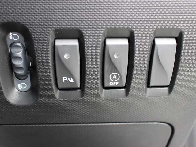 運転席右下パネルにアイドリングストップ、リアパーキングセンサースイッチを備えています。詳しくはフリーコール 0078-6002-080898まで。