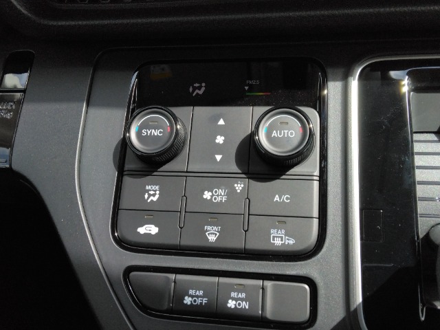 オートエアコンを搭載！車内の温度を自動で調節してくれるので便利です。