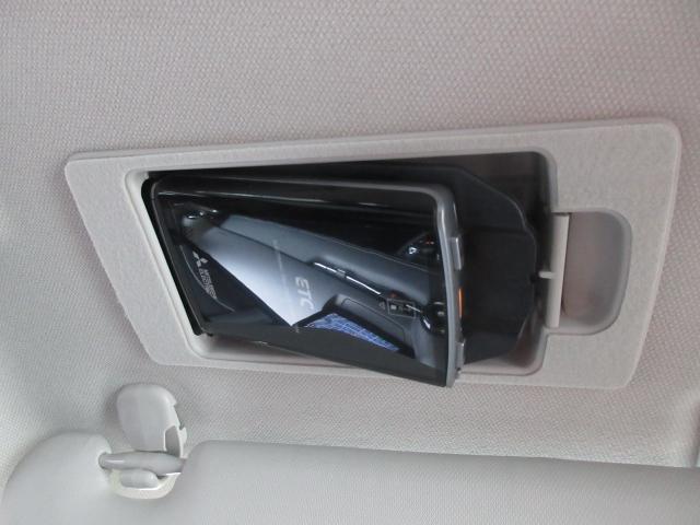 ＥＴＣ車載機は専用ボックスにてバイザー裏に隠れて装着されております。トップシーリング（天井）の状態もご覧ください。きれいな状態となっております。