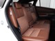 ファブリック+合成皮革(ダークサドルタン)のシートが採用されています。前後席間の間隔延長と前席シートバック形状の工夫で、ゆったりとくつろげる後席空間を確保しています。