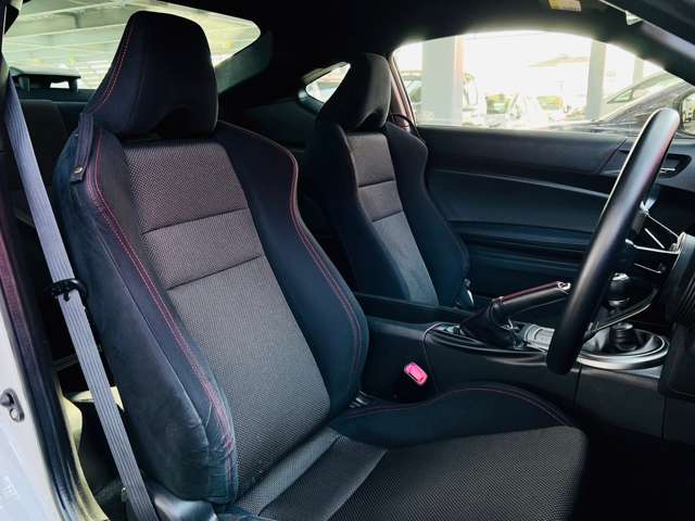 スウェード調のシートは、車内空間を上質で落ち着いた雰囲気の中に、高級感があります。