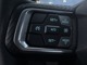 ステアリング中のサテライトボタンでも、ドライブモードは瞬時に変更できます。