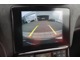 標準装備のリアビュー カメラにより、車両後方の画像を車載モニターに表示し、後退時の安全確保を支援します。