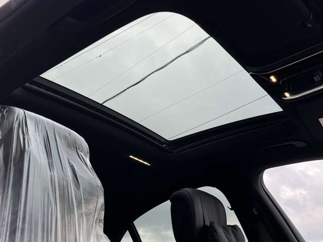 車内に光を取り入れ明るく開放的に演出するパノラミックガラススライディングルーフを採用！