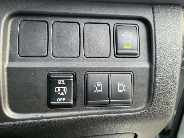 運転席のスイッチを操作すると後部のスライドドアを開閉することができるんです。フットセンサーで開閉も可能です。