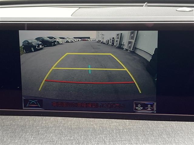 【バックモニター】後ろのカメラの映像をモニターに映し出すことができます！後方の見えない死角や、障害物との距離感をしっかり確認することができます！駐車が苦手な方におすすめです。