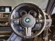 BMWのメーターパネルは選曲や、ラジオのチャンネルなども表示可能です。運転中に目線が泳ぐことなく、安全で疲れにくいです。