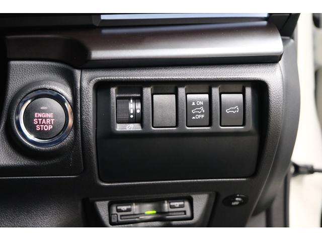 エンジン始動のプッシュボタンの右脇にはパワーリヤゲートの設定スイッチがまとまっています 走行中でも手の届きやすいポジションです