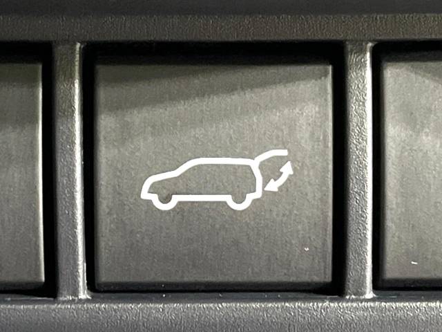 【パワーバックドア】スマートキーや運転席のボタンを押すだけでリアゲートが自動で開閉します！荷物を持っている時や、高い位置にあるバックドアを閉める際に便利な機能です♪