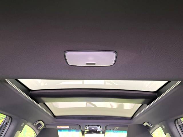 【調光パノラマルーフ】車内の解放感が一気に上がる大型パノラマルーフに調光機能がプラス！日差しが強い時、シェードを閉めなくてもガラスの透明度を調整することで心地よい明るさに♪