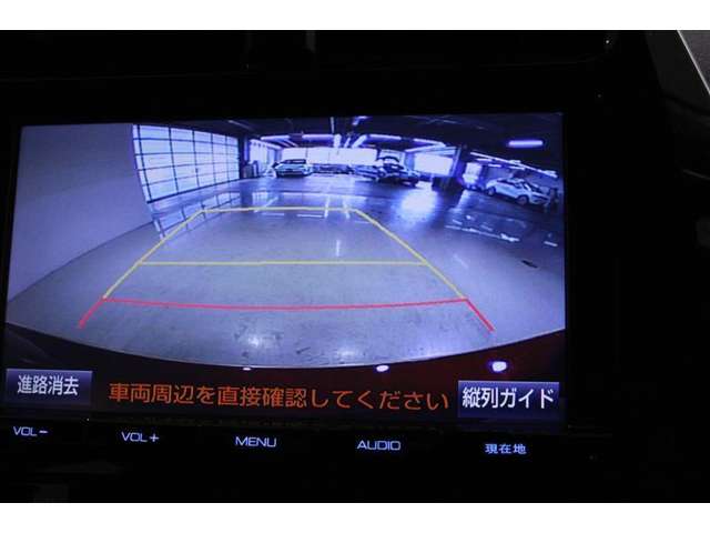 ■バックモニター■  車両後方の映像を画面に表示し、駐車などの後退操作をサポートします。