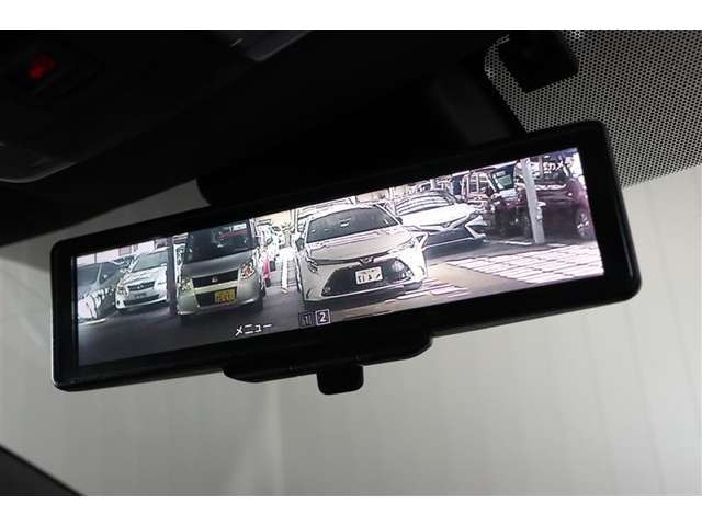 電子（デジタル）インナーミラーは、バックドアに取り付けられたカメラの映像を映すことで、荷物を積んでいても人が乗っていても視界を遮られることなく後方の確認が出来ます。