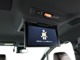 後席モニター装備：セカンドシート・サードシートにご乗車の方は、ドライブ中も天井部についているモニターでＴＶ・ＤＶＤ等をお楽しみ下さい♪♪使用しない時は、画面を天井部分に格納できます！