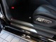 乗降口ドア部のLEXUSロゴ刻印スカッフプレート（ステンレス）は、新車生産時の保護ビニールテープが貼られたままの状態です。ご利用に際してはがして頂ければ新車の瑞々しさをより強く実感して頂けます。