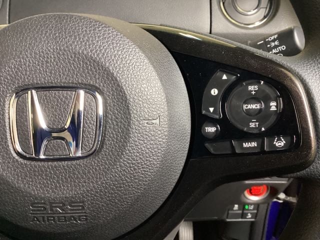 ハンドル内の右側には、Hondaセンシング系のクルーズコントロールやレーンキープアシストなどのスイッチが装備されています！。ハンドルから手を離さず安全に操作できます！。