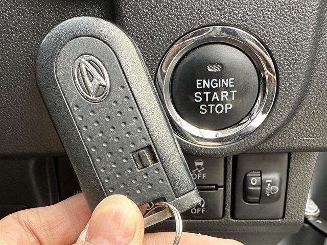 【プッシュスタート＆スマートキー】カバンやポケットにいれたままでもドアの施錠・解錠が可能です。エンジンのオン・オフもカギを取り出す必要がなく便利です。