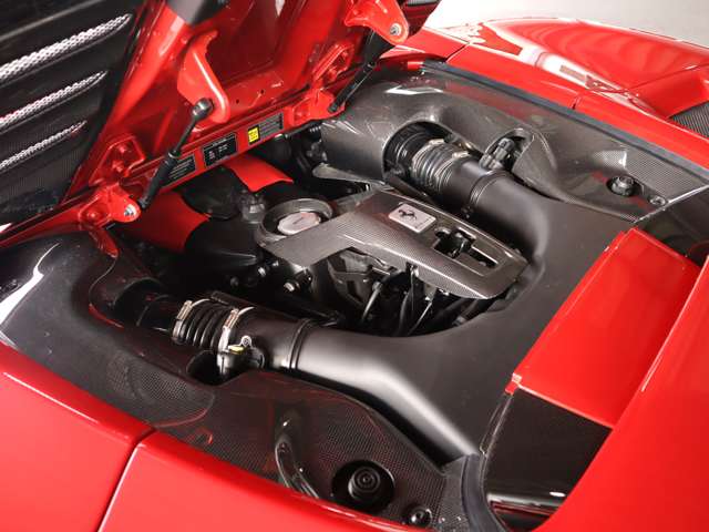 ◆カーボンファイバーエンジンカバー ◆3.9L V型8気筒DOHCエンジン+ターボ ◆720ps/78,5kgm(カタログ値)