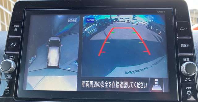 アラウンドビューモニターです。４つのカメラからの映像を合成・処理することで空から見下ろすような視点で周囲を確認でき、駐車時のクルマの位置確認がスムーズになります。