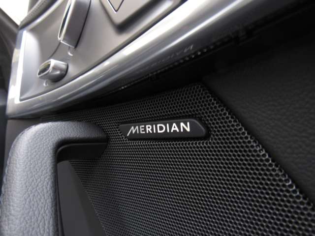 【Meridianサウンドシステム】最適に配置されたスピーカーとデュアルチャンネルサブウーファーにより、澄みきった高音から深みのある低音まで豊かなサウンドを生み出します。