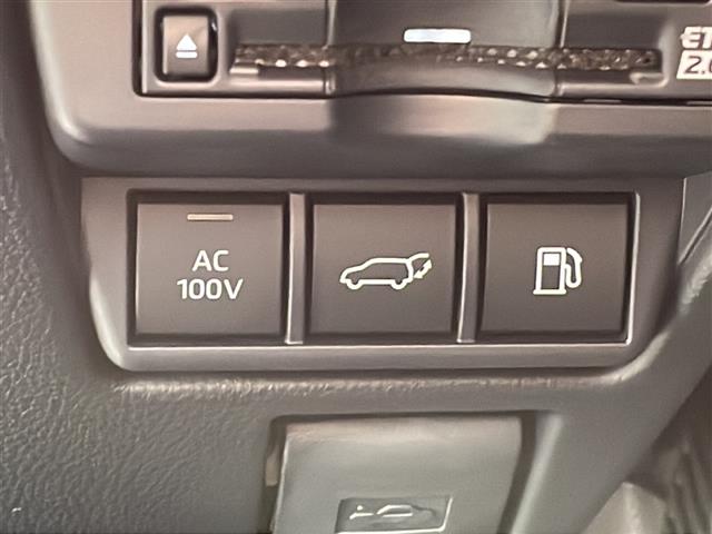 【パワーバックドアスイッチ】ボタンを一発押すだけでトランクが開きますので女性の方でも容易にトランクの開閉が可能です。
