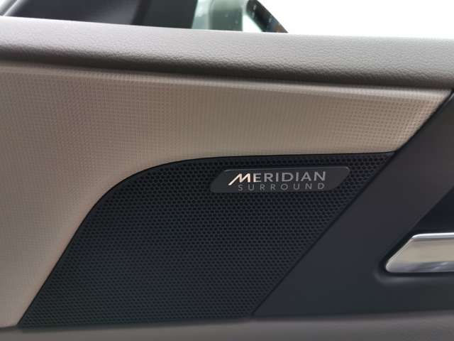 【MERIDIANサラウンド メーカーオプション参考価格：364,000円】英国の老舗オーディオブランドのサラウンドサウンドシステムを搭載。低音から高音までを忠実にクリアに再現。サブウーファーも搭載しています。