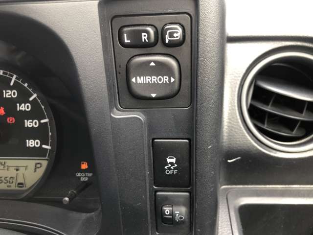 ＜操作ボタン＞様々なボタンで車を乗りこなそう☆横滑り防止スイッチ付き！雨の日のカーブも安心して運転できます！