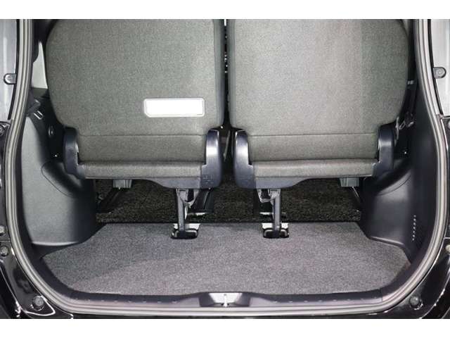 サードシートの後ろにある床下収納は大容量のスペースを確保！