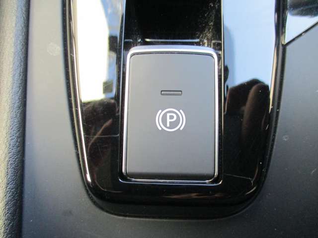 電動パーキングブレーキ装備！電動パーキングブレーキ装備！停車中や駐車時に使用するブレーキになります。スイッチ一つでパーキングブレーキをかけることができます！