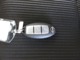 インテリジェントキー付き。キーを持っているだけで、ドアハンドル横のボタンを押すとドアの施錠・開錠が行えます。そのままキーが車内にあればエンジンを掛けることもでき、とても便利です。