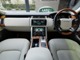 ムダのないインテリアデザインは運転席にお座りいただくと、上質なレザーシートがお客様を包み込みます。ステアリングも握りやすい設計になっておりますのでとっさのハンドル操作も可能です。