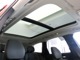屋根一面まるごととも言える特大サイズのチルトアップ機構付電動パノラマ・ガラス・サンルーフ。晴天時はもちろん、雨天・曇天時にもシェードを開けることで常に開放的な車内空間を実現させてくれます。