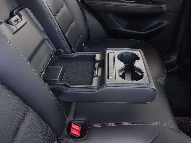 後部座席ののアームレストボックスを上に開けると、中は小物収納や、充電用USB端子が２つ装備されております。