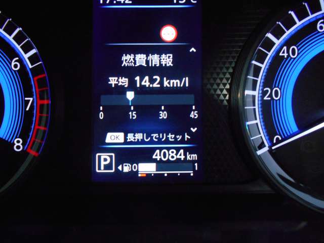 メーター内のカラーディスプレイには運転をサポートするさまざまな情報を表示！瞬間燃費などが表示できます。