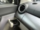 助手席のドリンクホルダーはプッシュ式で出し入れができます。運転席同様エアコンの吹き出し口にございますので、ドリンクが温くなりにくくなっております。
