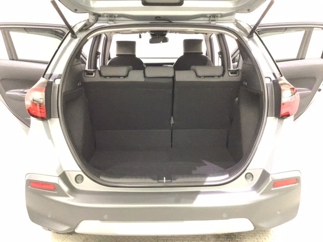 開口部も広く荷物の積み下ろしもしやすいお車となっております。シートは6：4の割合で背もたれを可倒でき、前後のシートスライドもできるので荷室をひろげることができます。