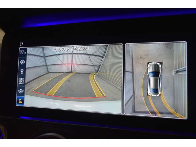 フロントグリル、左右のドアミラー、リアライセンスプレート上方に４つの広角・高解像度カメラを備え、合成処理された周囲の状況をモニターに表示し、車両周囲を俯瞰で直感的に把握できます。