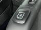 セカンドシートショルダー部分のスイッチを押すとサードシートに乗り込みやすくなります。