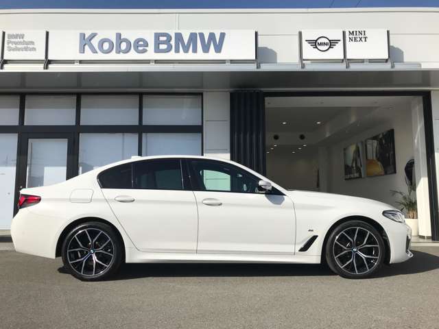 【BMWの伝統-３】BMWのお車は、“駆け抜ける歓び”を体現しております。走行の安定性とコーナリングの良さを追求し、思い通りにハンドルの操作可能です。