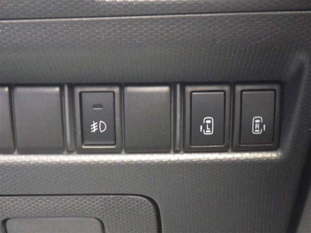 両側電動スライドドアのスイッチです。車内からもスイッチひとつでラクにドアの開閉できますよ♪
